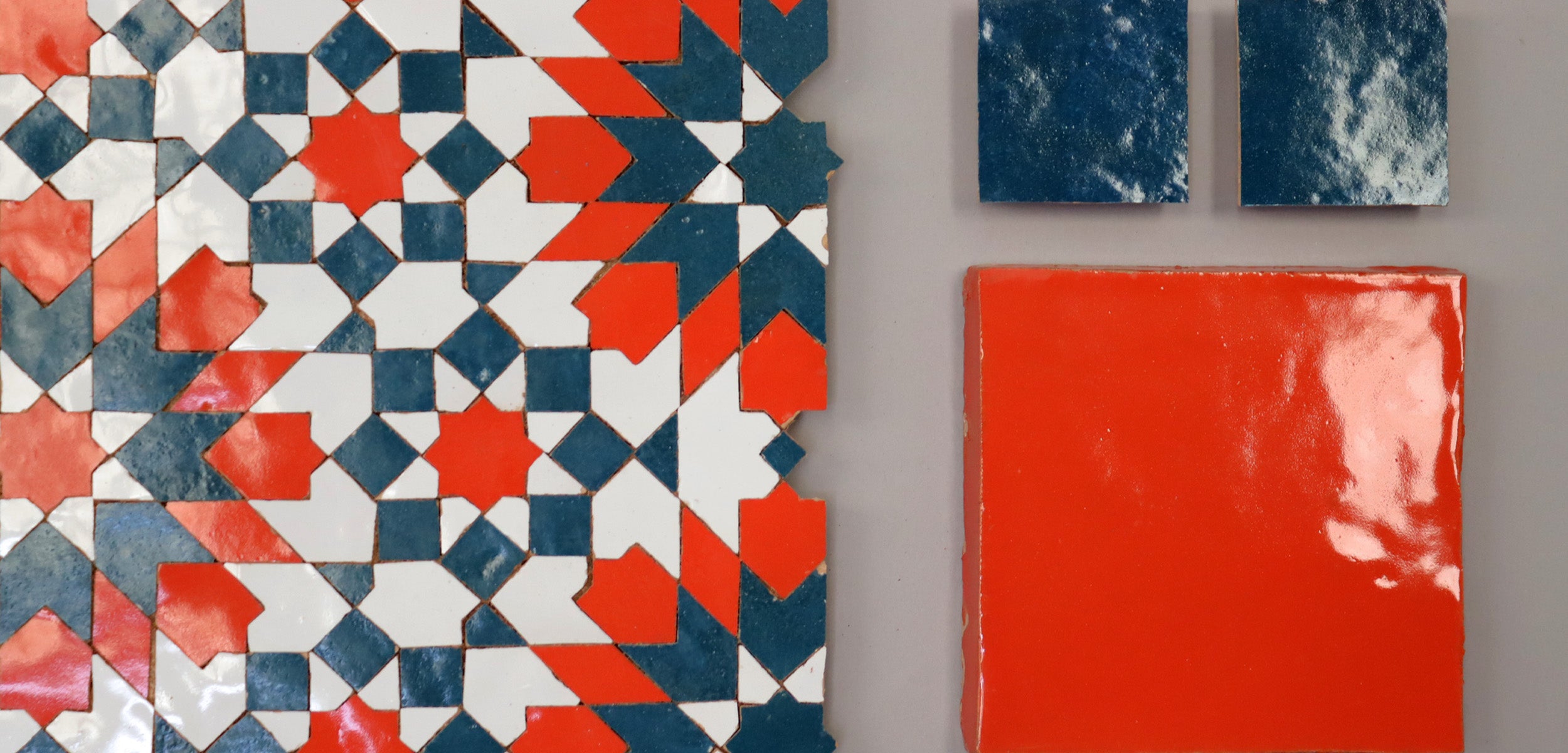 La Maison Aït Manos, artisan créateur de zellige Marocain, lance deux nouvelles teintes : Denim Blue et Orange Tangerine, une invitation à l'exploration colorée.