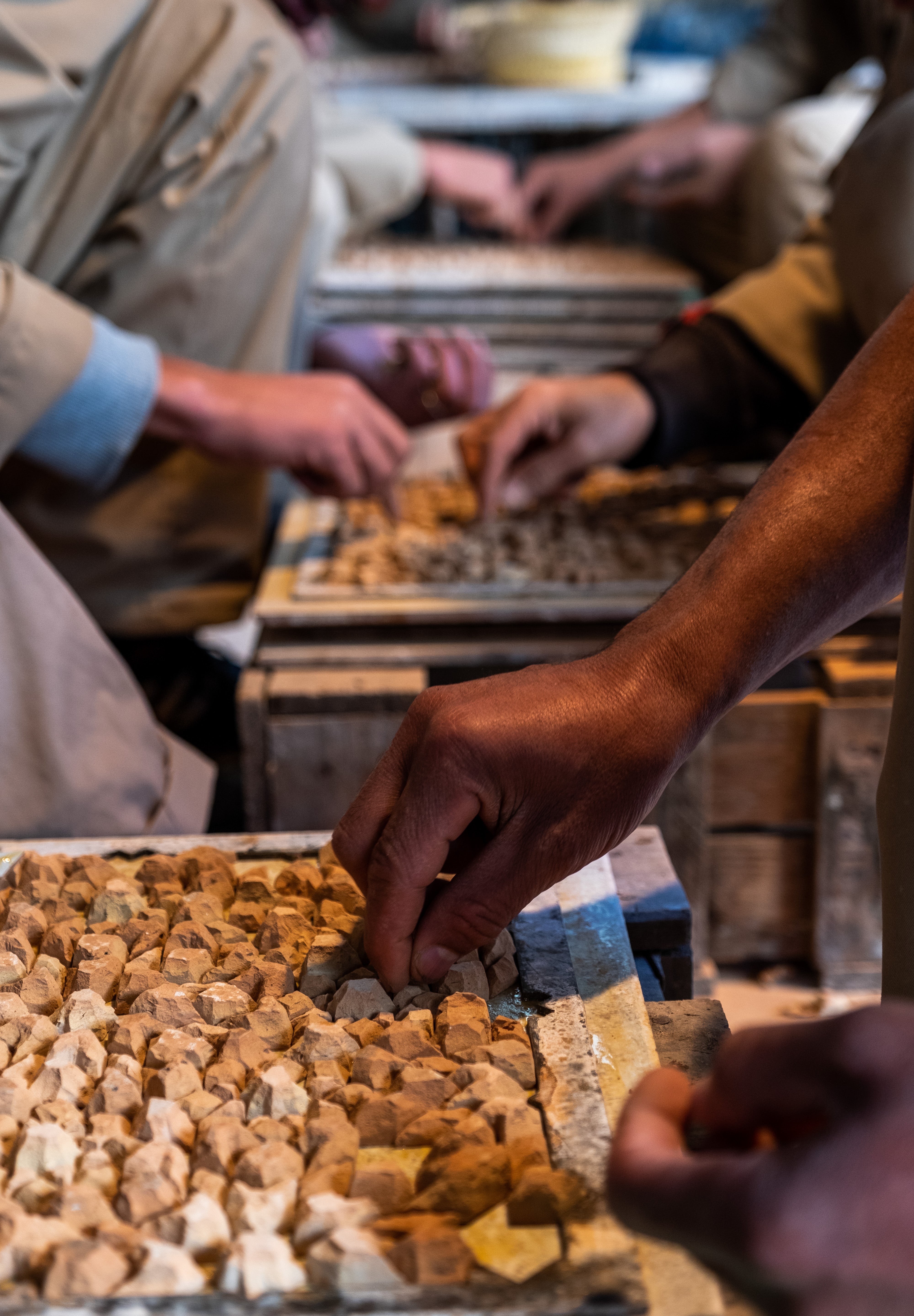 MAKING OF ZELLIGE AIT MANOS 2.jpg__PID:98eda958-d332-48a6-8e49-6269bfc2a3c1